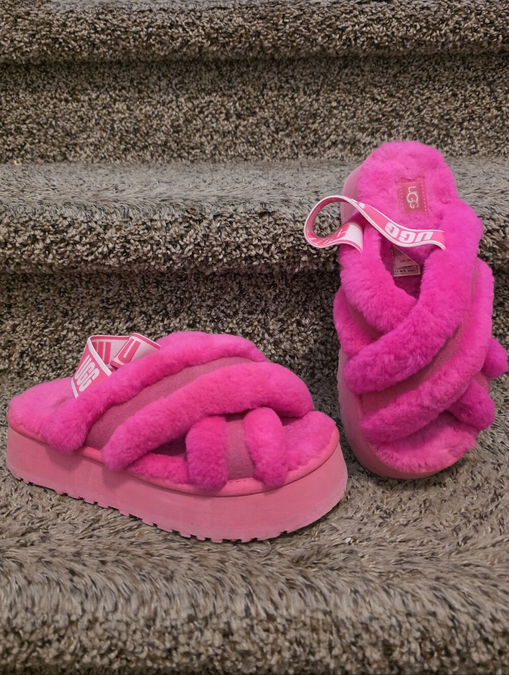 UGG🎀Pink Fuzzy Platform Slide Sandals